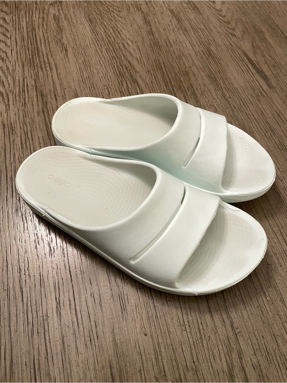 Oofos OOahh Slide Sandals, women’s 9 men’s 7, color is ice. In great condition!